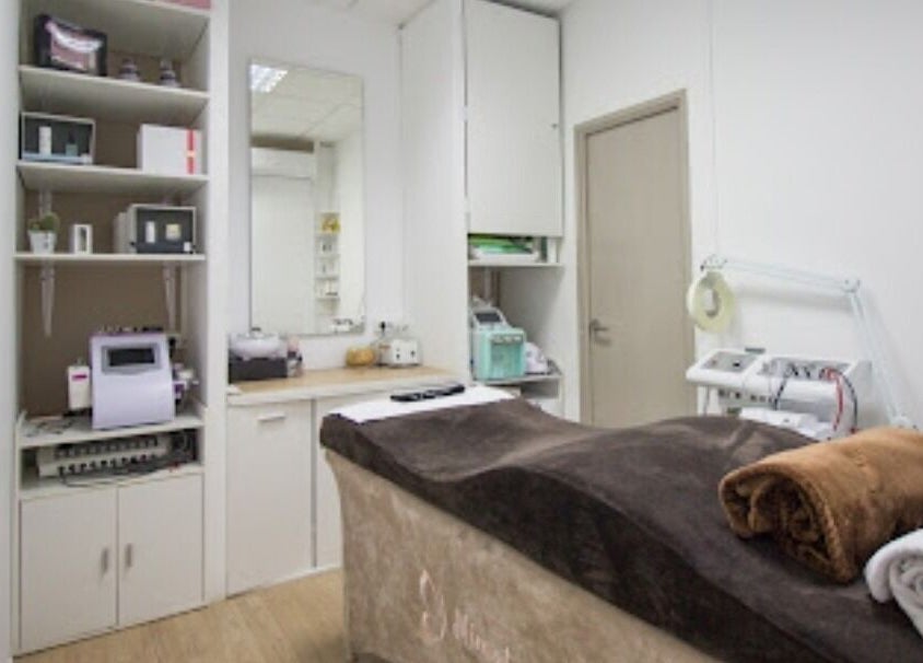 Sala de tratamiento en Mímate Estética Avanzada, Torredembarra, Catalunya, ES, equipada para bienestar.