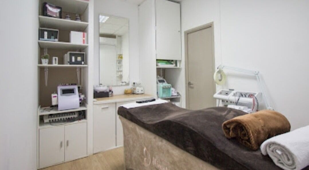 Sala de tratamiento en Mímate Estética Avanzada, Torredembarra, Catalunya, ES, equipada para bienestar.