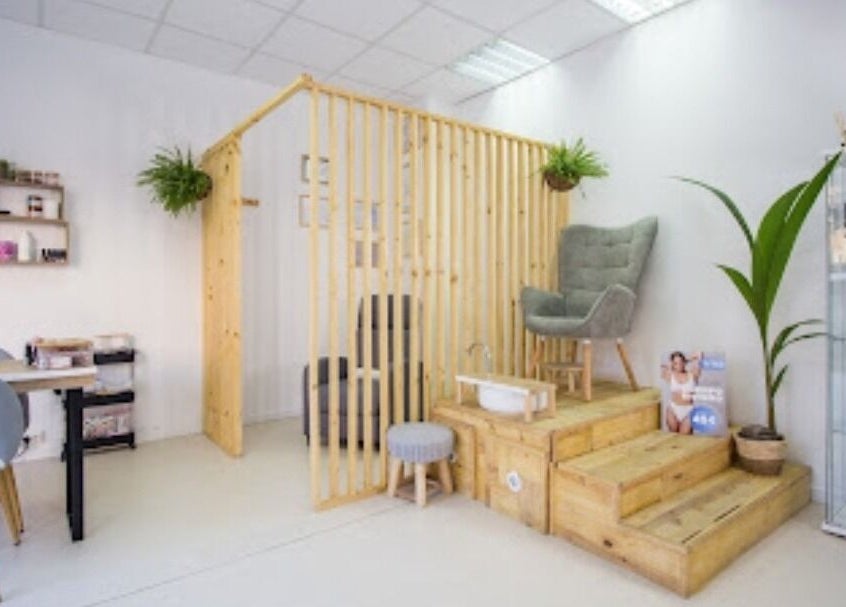 Sala de tratamiento en Mímate Estética Avanzada, Torredembarra, Catalunya, ES con sillas cómodas y decoraciones naturales.