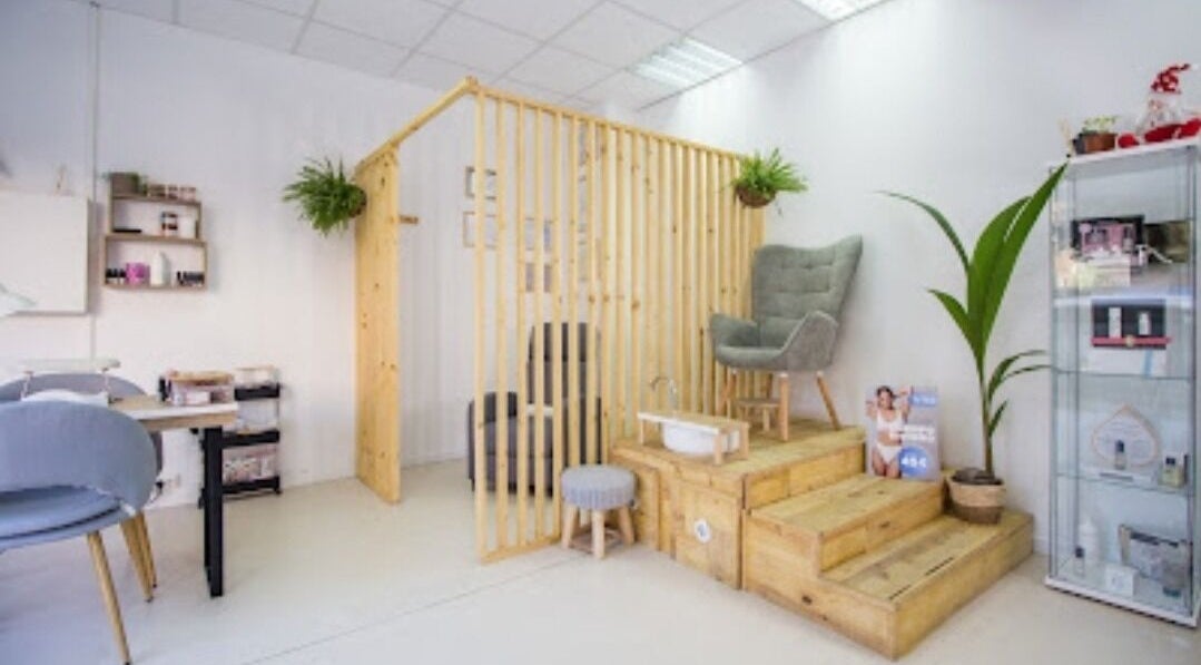 Sala de tratamiento en Mímate Estética Avanzada, Torredembarra, Catalunya, ES con sillas cómodas y decoraciones naturales.