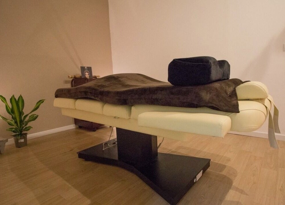 Cabina de tratamiento en Mímate Estética Avanzada, Torredembarra, Catalunya, ES, con cama de masaje lujosa.