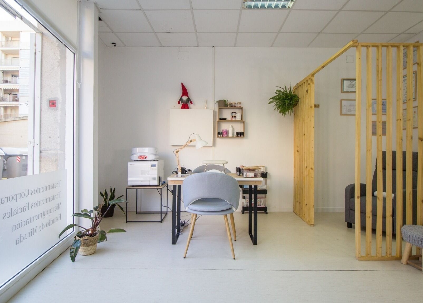 Interior acogedor de Mímate Estética Avanzada en Torredembarra, Catalunya, ES, mostrando un espacio de trabajo moderno.