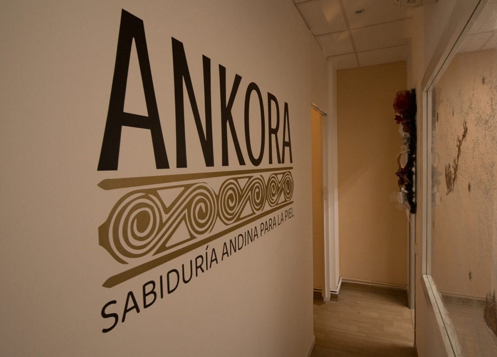 Entrada a Mímate Estética Avanzada en Torredembarra, Catalunya, ES, con decoración elegante en paredes.