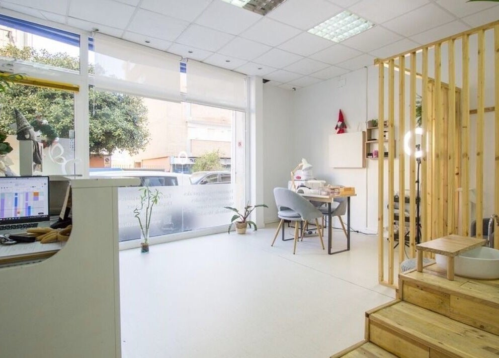 Espacio moderno y acogedor en Mímate Estética Avanzada, Torredembarra, Catalunya, ES con luz natural y decoración minimalista.