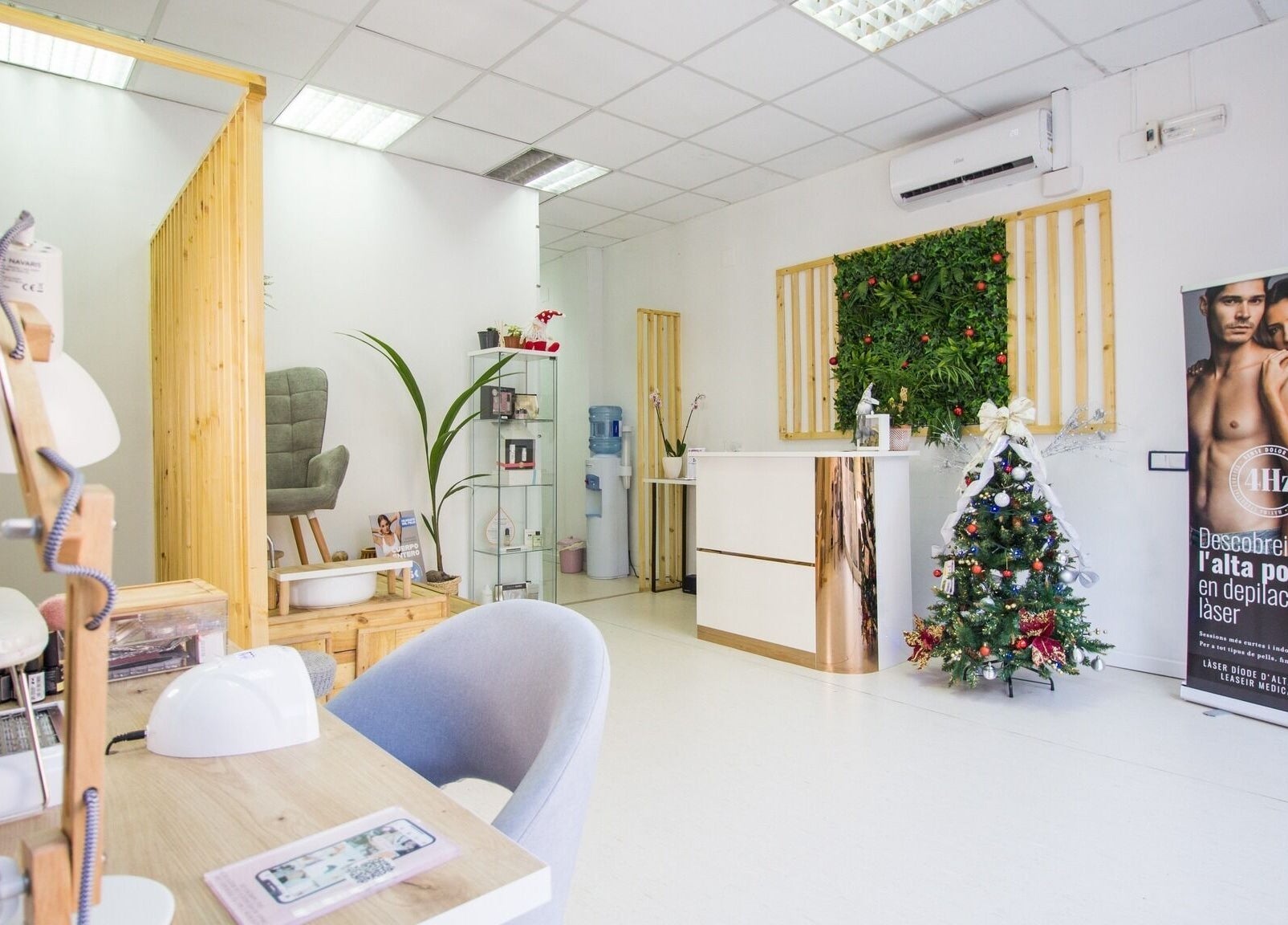 Recepción decorada en Mímate Estética Avanzada, Torredembarra, Catalunya, ES con un árbol de Navidad.