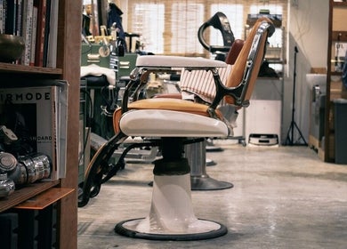 Stylish vintage barber chair at Con Den Se Barber & Stylist, Hong Kong 香港, HK. Inviting salon ambiance.