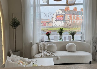 Lough Skin's elegant reception area with cozy seating in Loughborough, England, GB.
