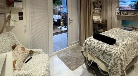 Relaxing treatment room at Green Ivy Skin and Spa in Kettering, England, GB with cozy decor.