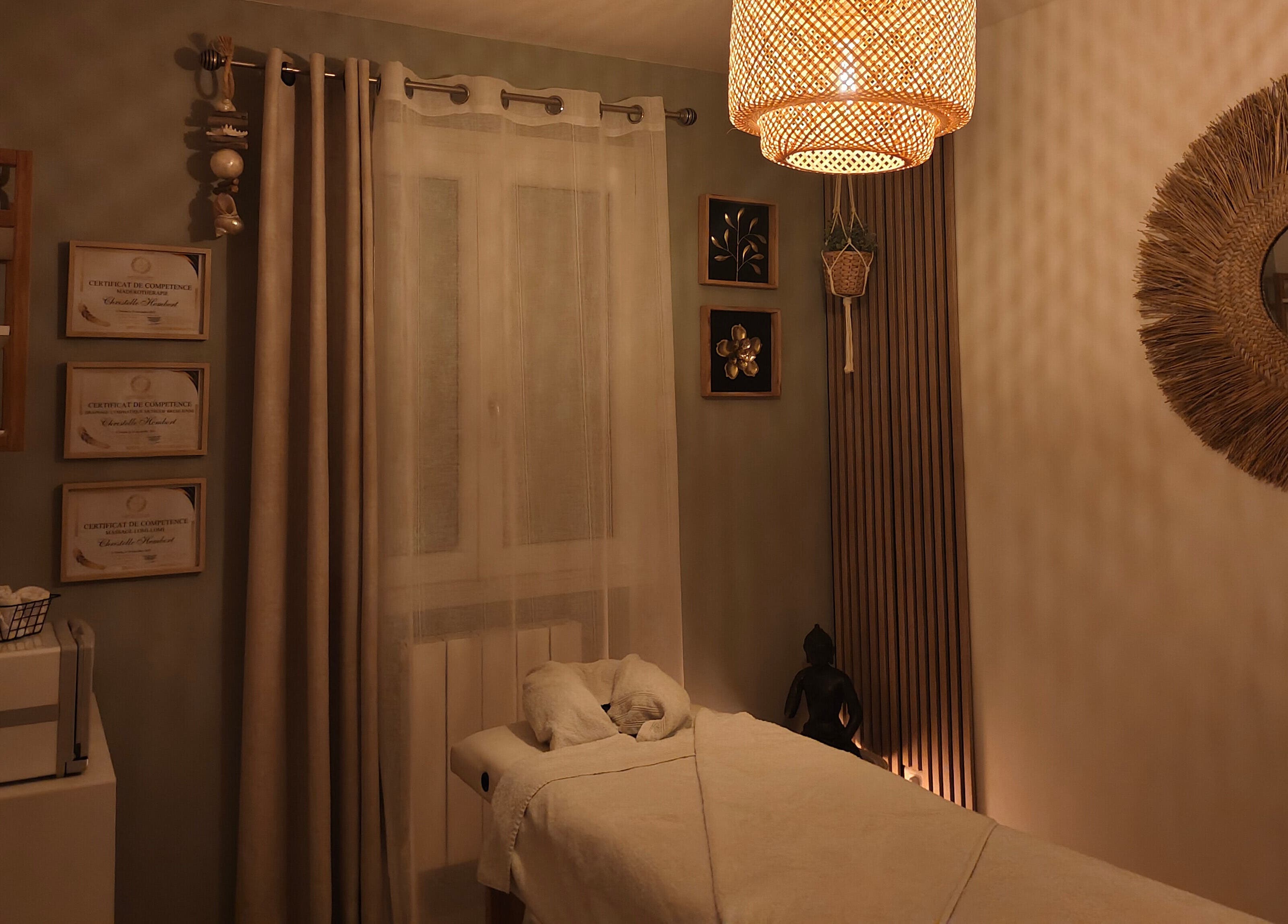 Salle de massage apaisante à Kryse Massage, Garéoult, Provence-alpes-côte D'azur, FR, avec une ambiance chaleureuse.