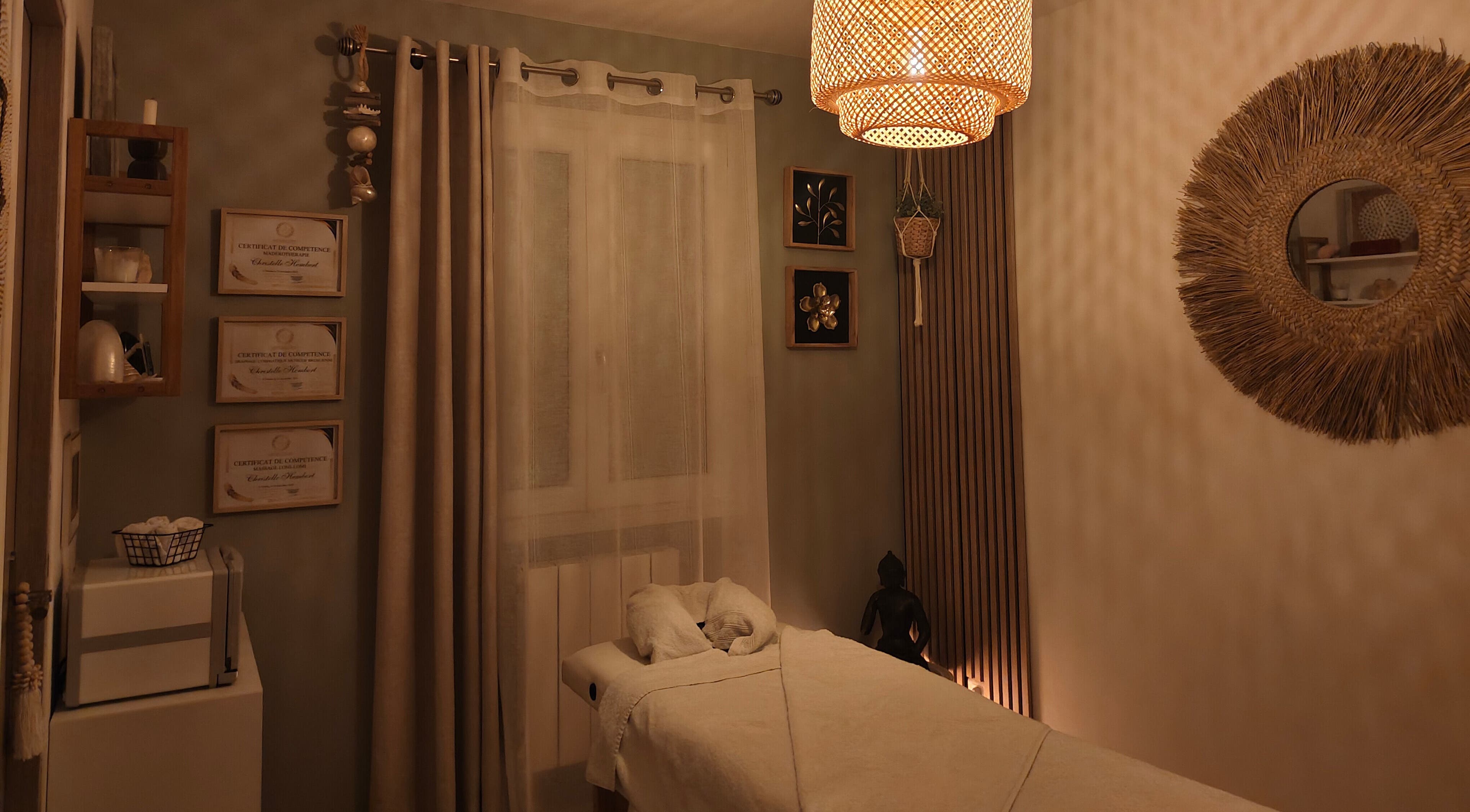 Salle de massage apaisante à Kryse Massage, Garéoult, Provence-alpes-côte D'azur, FR, avec une ambiance chaleureuse.