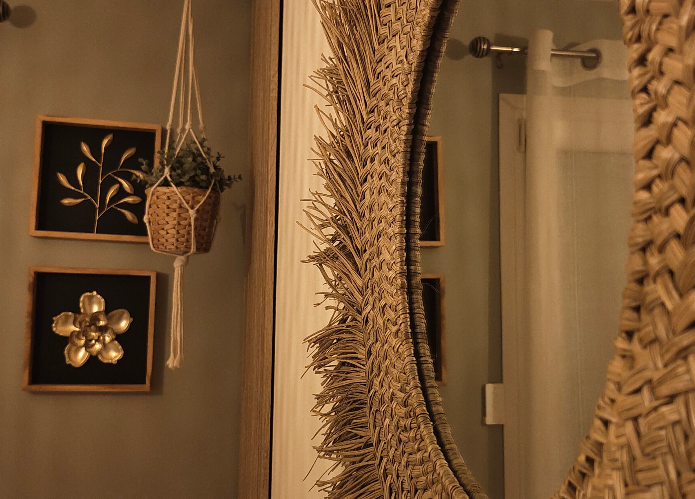 Décor bohème avec miroir tressé chez Kryse Massage, Garéoult, Provence-alpes-côte D'azur, FR.