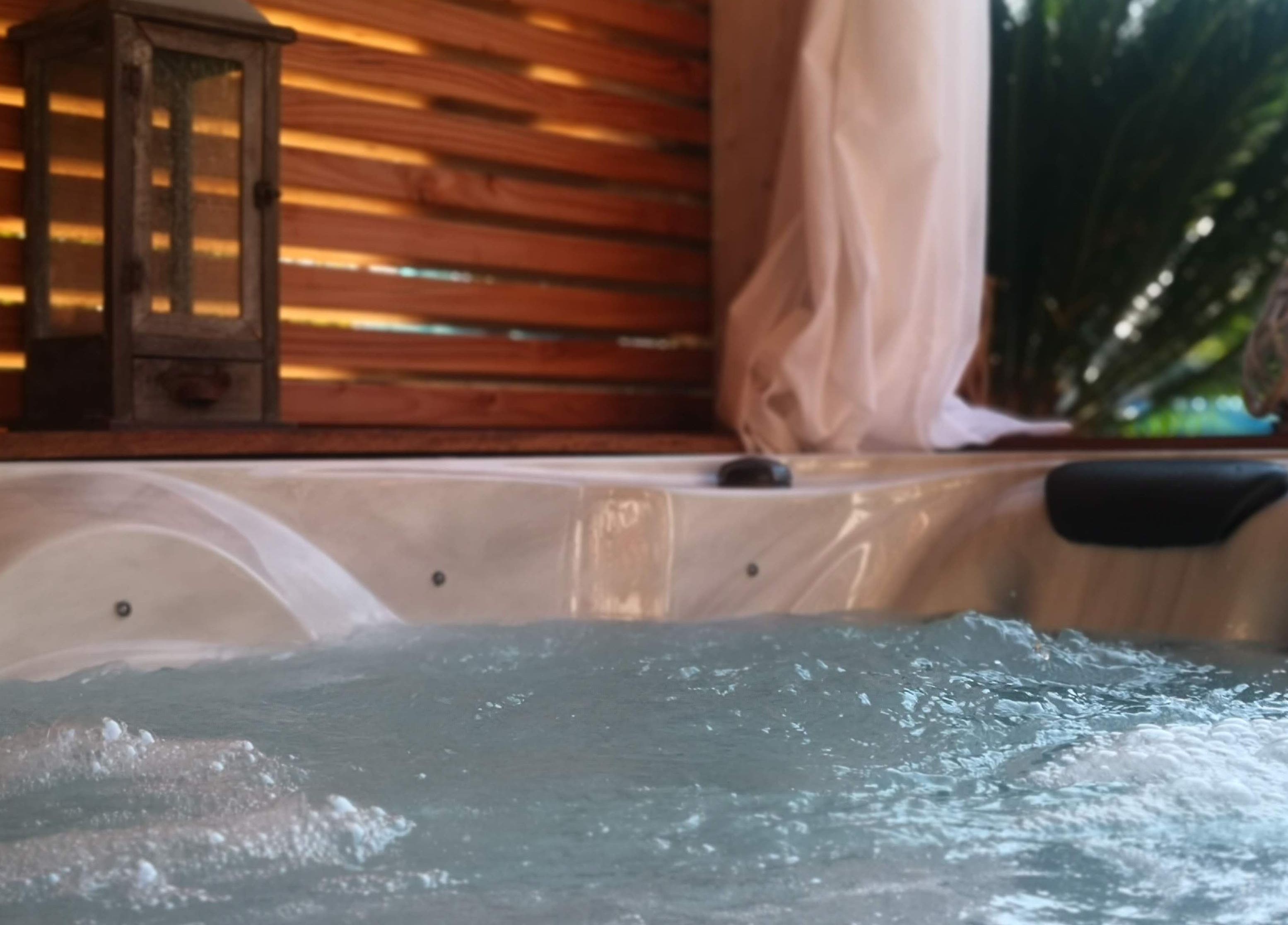 Jacuzzi à Kryse Massage, Garéoult, Provence-alpes-côte D'azur, FR, entouré de bois chaleureux.