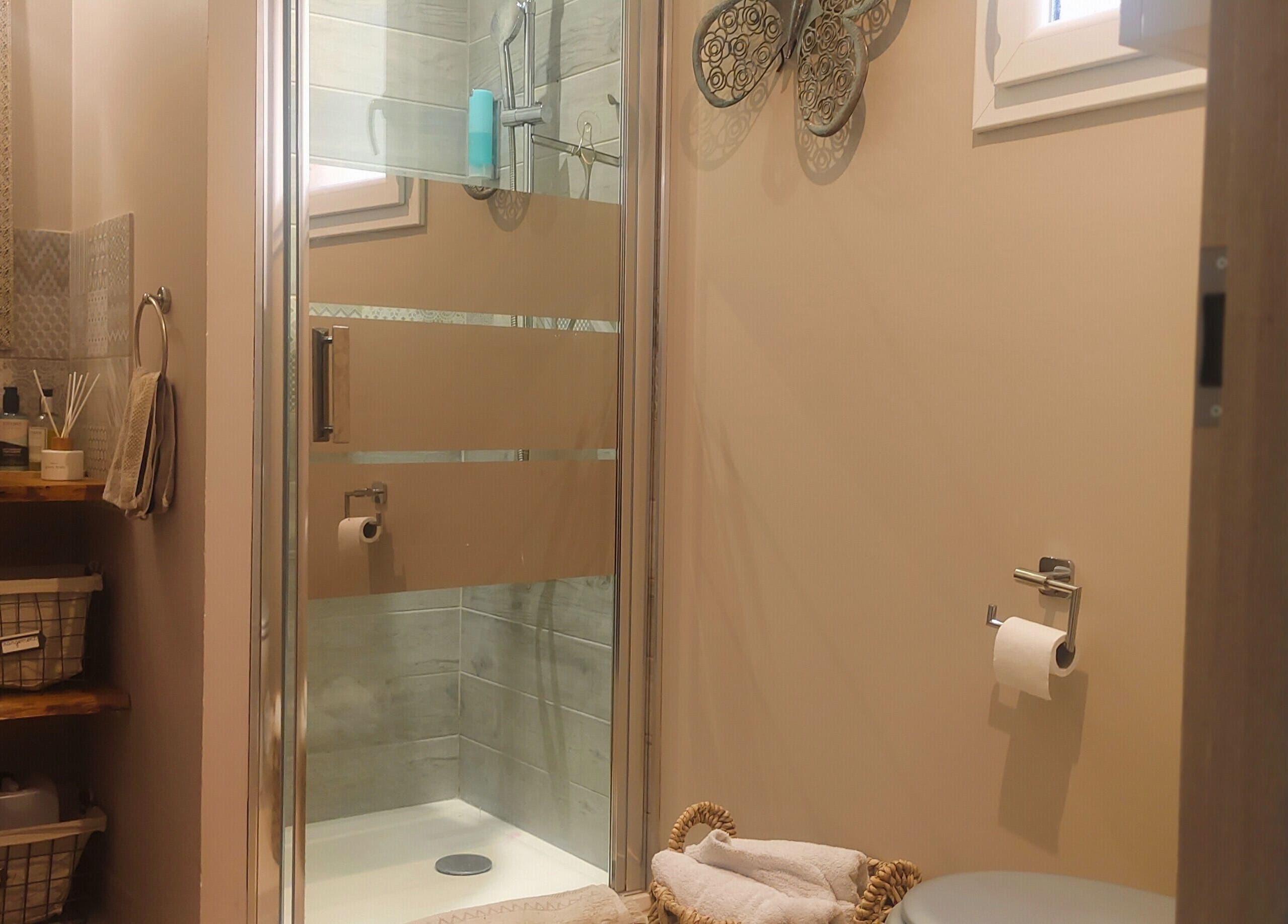 Salle de bain moderne à Kryse Massage, Garéoult, Provence-Alpes-Côte d'Azur, FR. Ambiance apaisante et élégante.