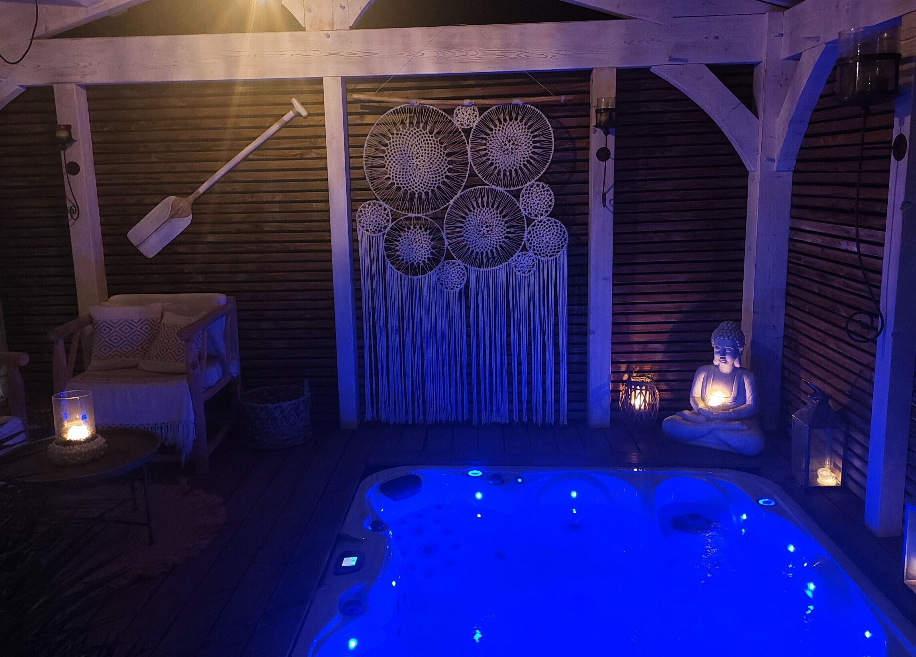 Spa serein avec lumière douce à Kryse Massage, Garéoult, Provence-alpes-côte D'azur, FR.