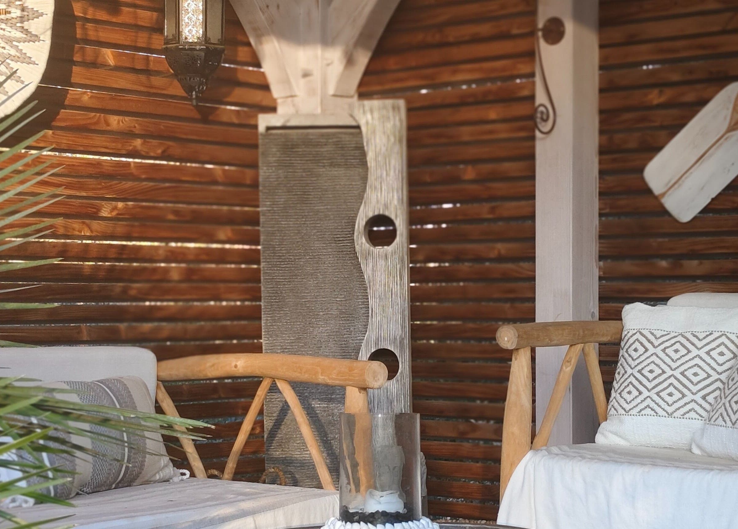 Espace détente Kryse Massage à Garéoult, Provence-alpes-côte D'azur, FR avec sièges en bois et décor rustique.