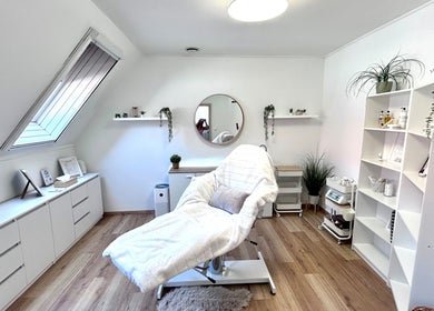 Visual Beauty Salon elegáns kezelőszoba Budaörs, Magyar, HU, modern bútorokkal és természetes fényben.