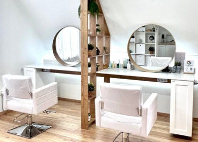 Modern fodrászszalon tükörrel a Visual Beauty Salon-ban, Budaörs, Magyar, HU.