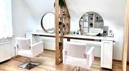 Modern fodrászszalon tükörrel a Visual Beauty Salon-ban, Budaörs, Magyar, HU.