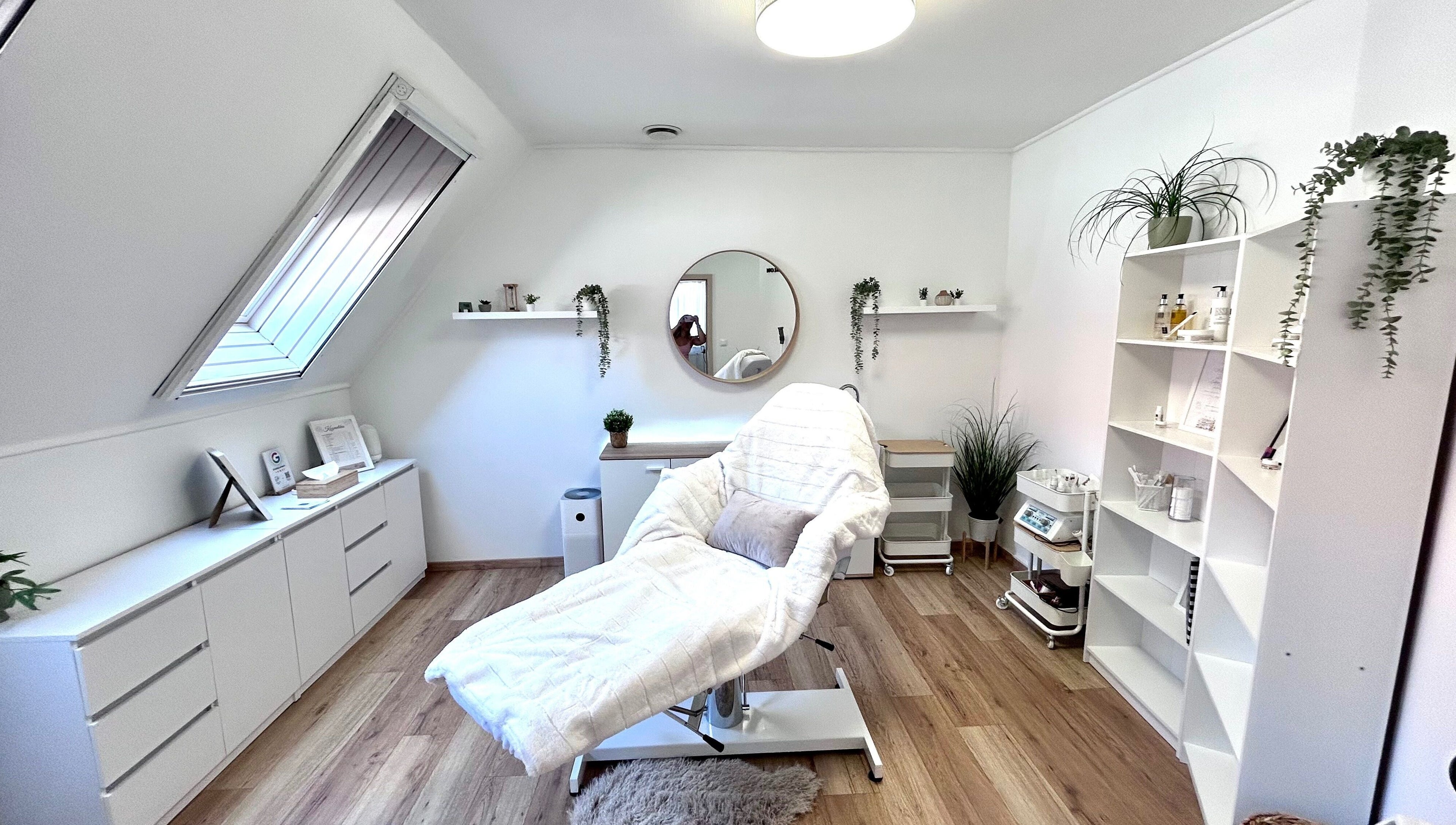 Elegáns kezelőszoba a Visual Beauty Salon Budaörs, Magyar, HU területén kényelemmel és növényekkel.