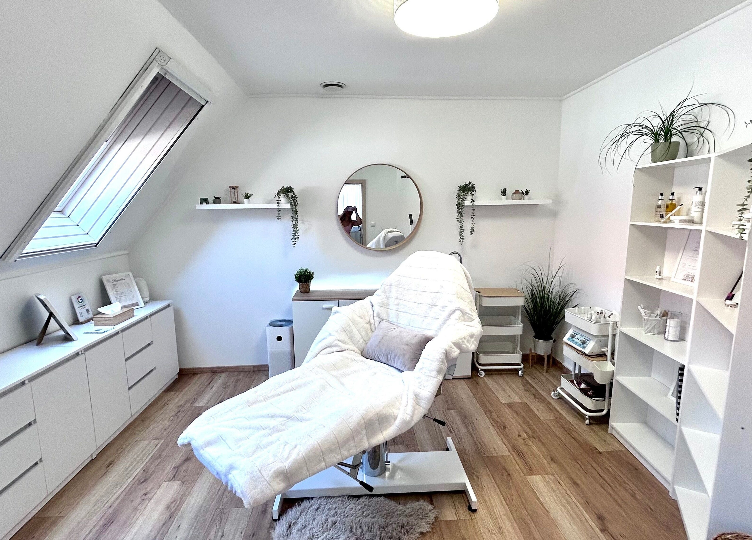 Elegáns kezelőszoba a Visual Beauty Salon Budaörs, Magyar, HU területén kényelemmel és növényekkel.
