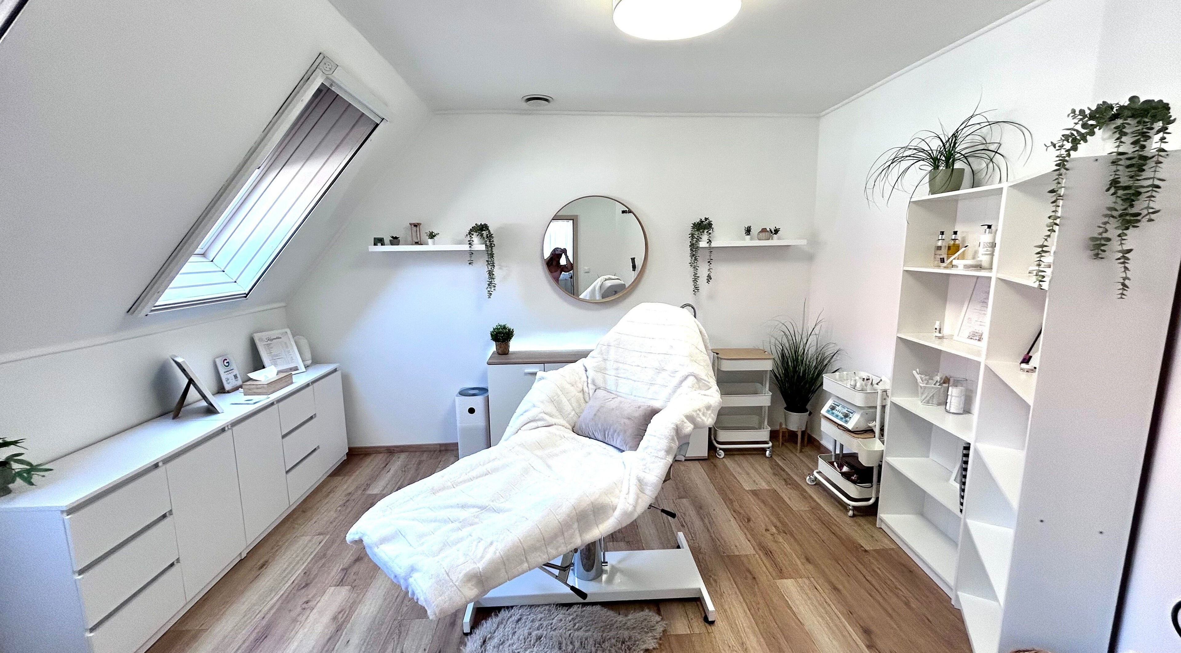 Elegáns kezelőszoba a Visual Beauty Salon Budaörs, Magyar, HU területén kényelemmel és növényekkel.