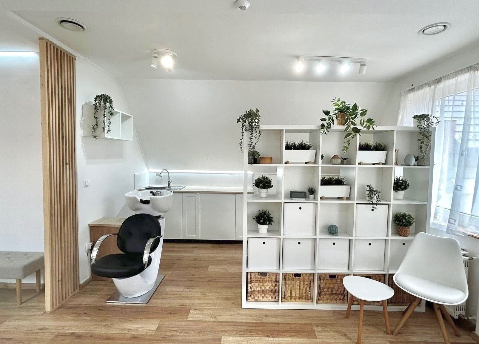 Modern szalonbelső a Visual Beauty Salonban, Budaörs, Magyar, HU. Világos tér növényekkel és bútorokkal.