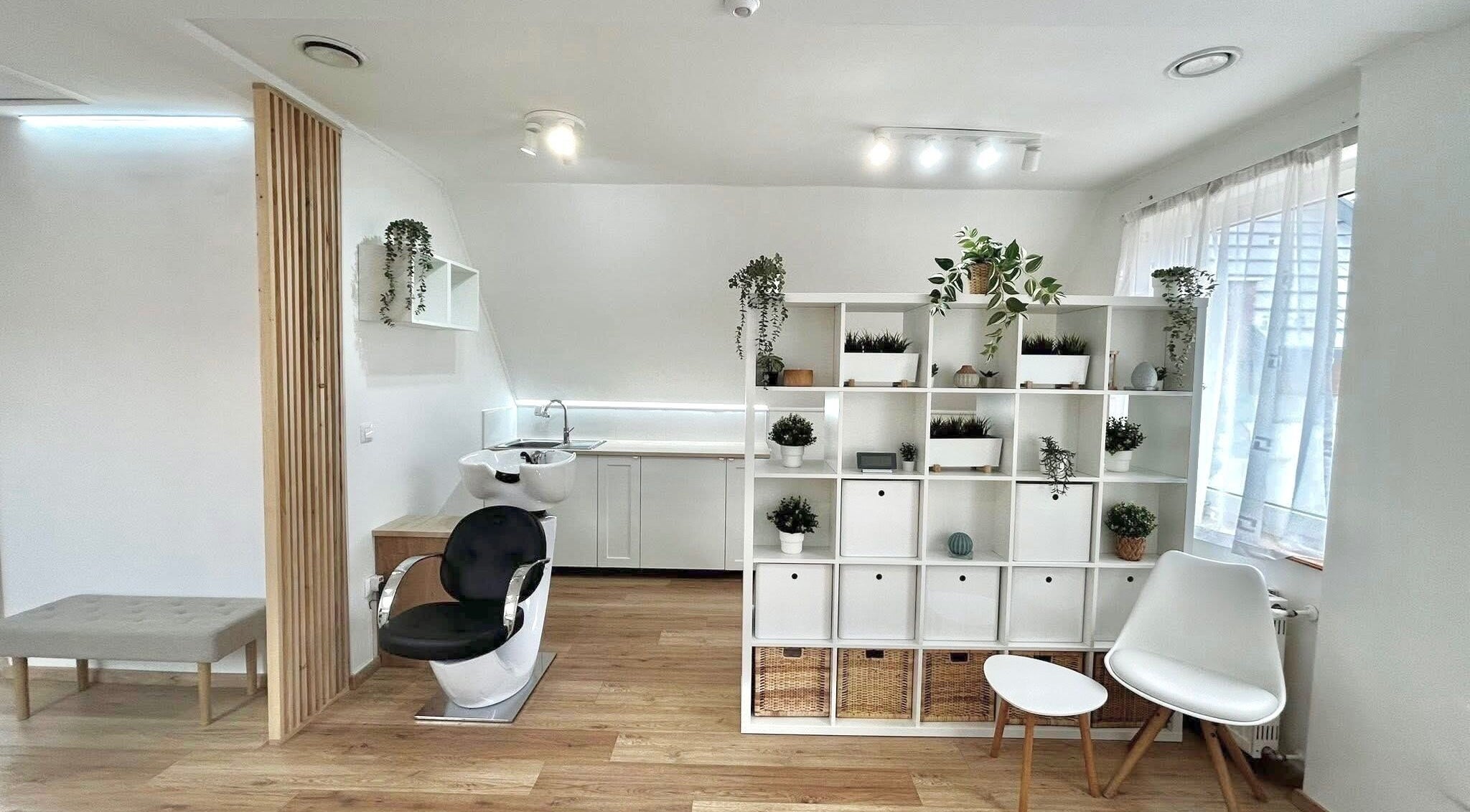 Modern szalonbelső a Visual Beauty Salonban, Budaörs, Magyar, HU. Világos tér növényekkel és bútorokkal.