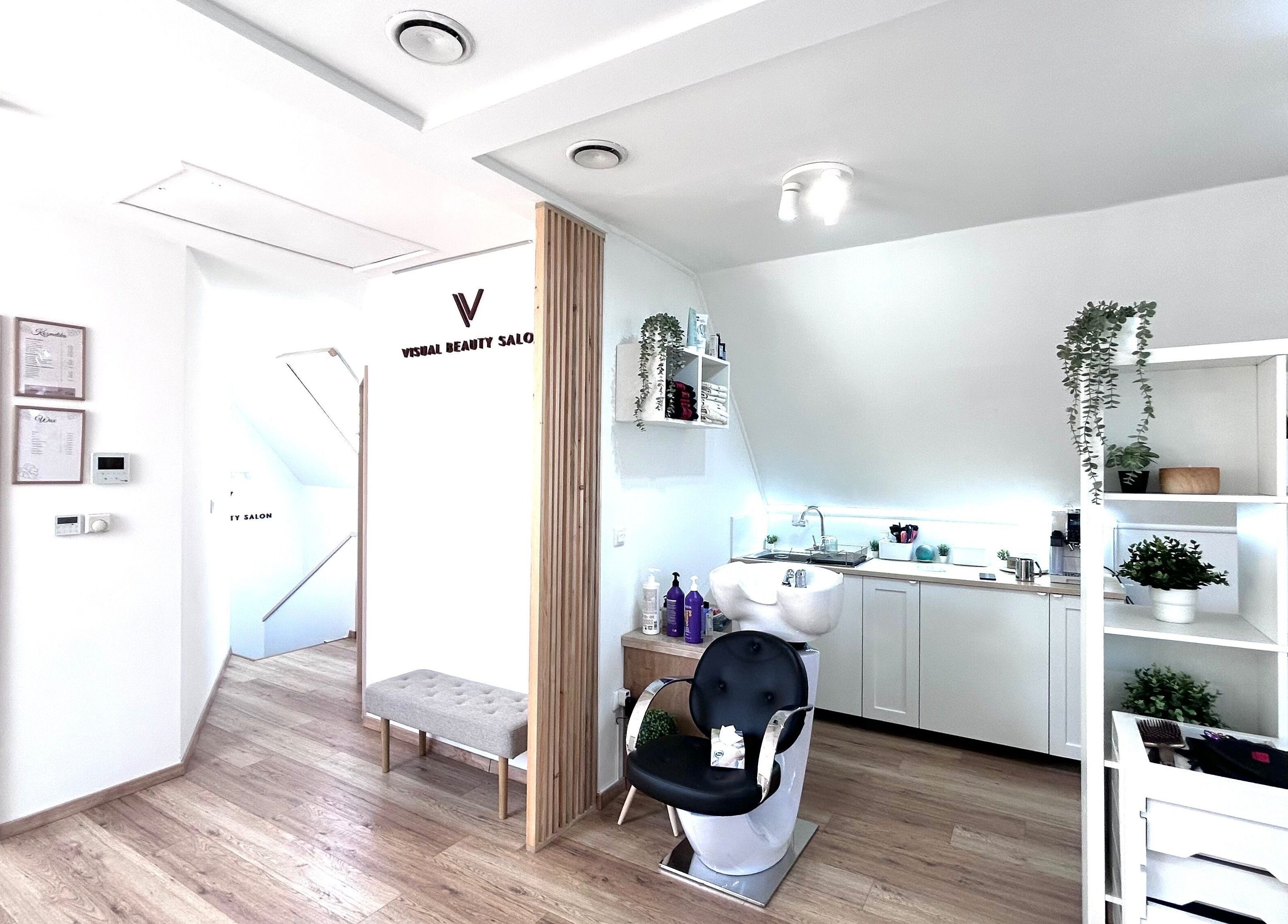 Visual Beauty Salon belső tér Budaörsön, modern kialakítással és növénydekorációkkal.