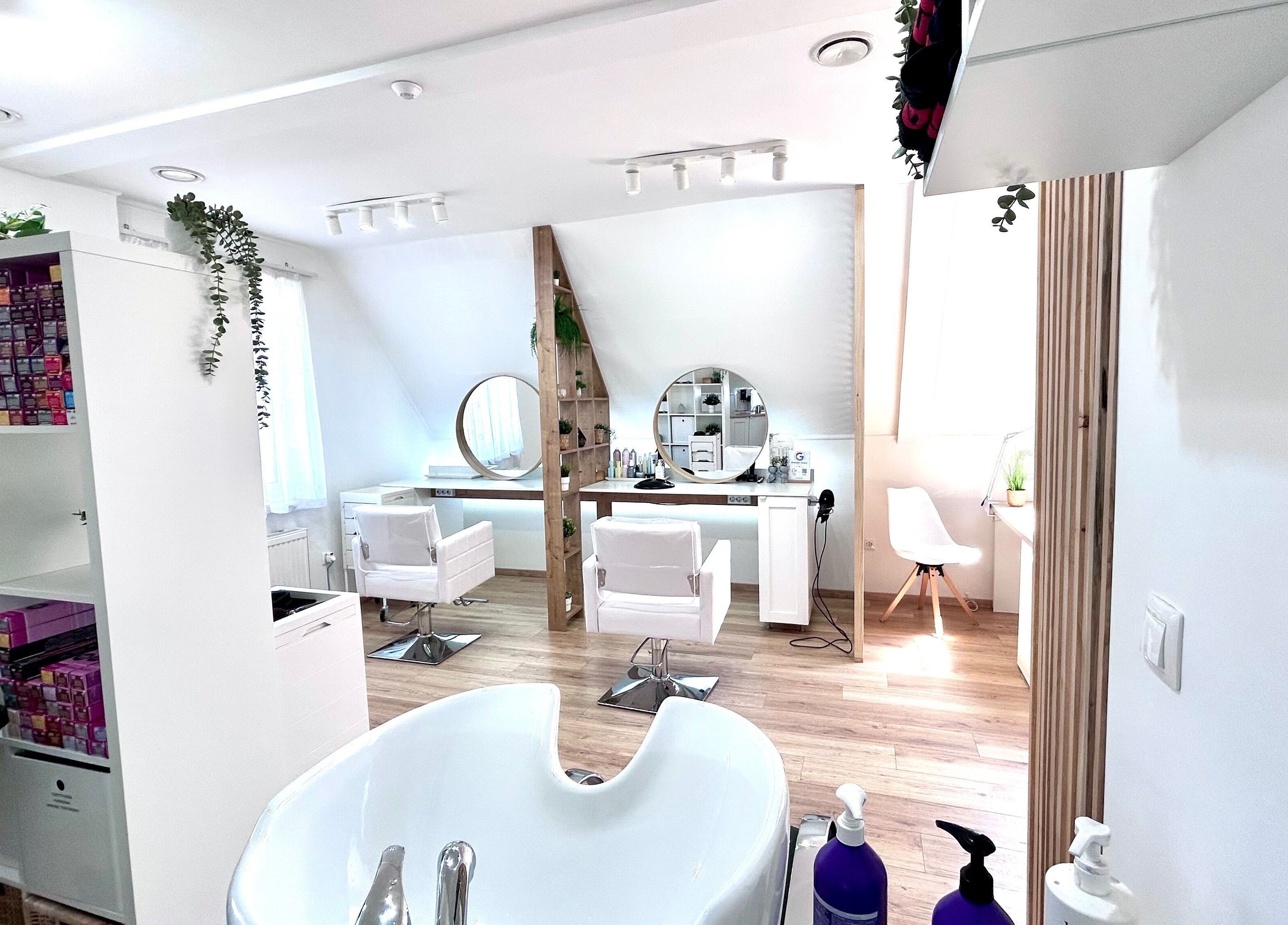 Visual Beauty Salon modern belső tere Budaörs, Magyar, HU címén, világos és hívogató stílusban.