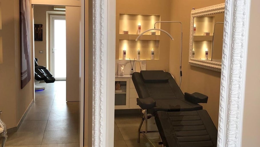 Interno elegante di LILIANA ISTITUTO DI ESTETICA AVANZATA a Prato, Toscana, IT con lettino estetico.