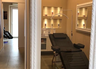 Interno elegante di LILIANA ISTITUTO DI ESTETICA AVANZATA a Prato, Toscana, IT con lettino estetico.