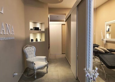 Interno elegante di LILIANA ISTITUTO DI ESTETICA AVANZATA a Prato, Toscana, IT con poltrona e lettino.