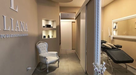 Interno elegante di LILIANA ISTITUTO DI ESTETICA AVANZATA a Prato, Toscana, IT con poltrona e lettino.