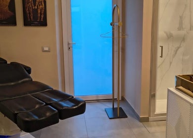 Sala trattamento rilassante a LILIANA ISTITUTO DI ESTETICA AVANZATA, Prato, Toscana, IT con poltrona di lusso.