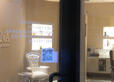 Interni di LILIANA ISTITUTO DI ESTETICA AVANZATA, Prato, Toscana, IT, con scritte e poltrona elegante.