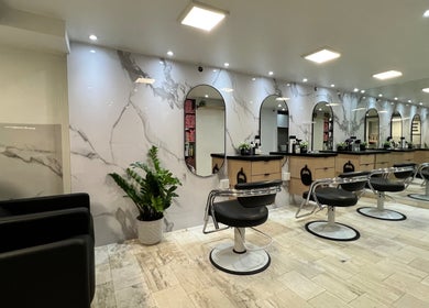 Interior elegante de Colorte Salon Hair & Nails en Carolina, PR con espejos y sillas modernas.