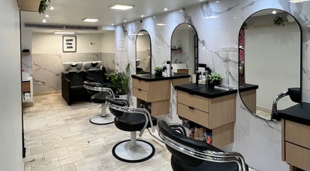 Interior moderno de Colorte Salon Hair & Nails en Carolina, PR con estaciones de belleza elegantes.