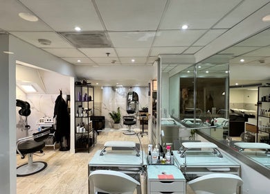 Interior moderno de Colorte Salon Hair & Nails en Carolina, PR, mostrando áreas de peinado y productos de belleza.