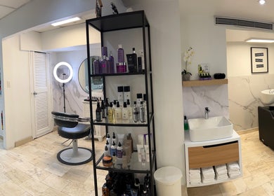 Interior moderno de Colorte Salon Hair & Nails en Carolina, PR, con elegantes estaciones de peluquería.