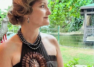 Mujer elegante en el interior de Colorte Salon Hair & Nails, Carolina, PR, con un hermoso paisaje exterior.