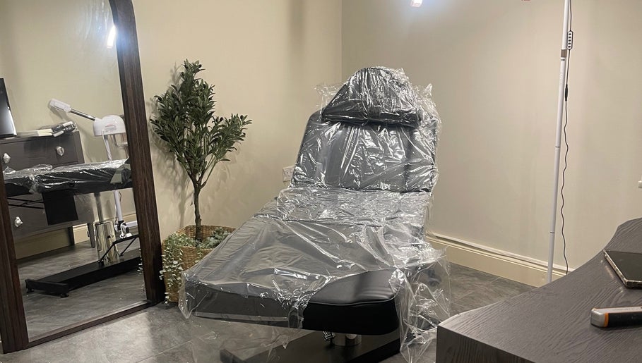 Scaun de tratament spa acoperit cu protecție plastic la Velvet Wax, Londra, Anglia, GB.