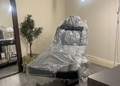 Scaun de tratament spa acoperit cu protecție plastic la Velvet Wax, Londra, Anglia, GB.