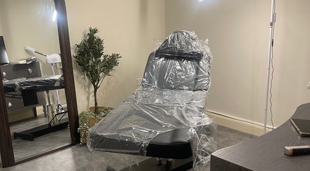 Scaun de tratament spa acoperit cu protecție plastic la Velvet Wax, Londra, Anglia, GB.