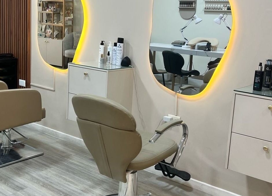 Sillas de peluquería en Priscila Vivar Studio, Guayaquil, Guayas, EC, con espejo iluminado.