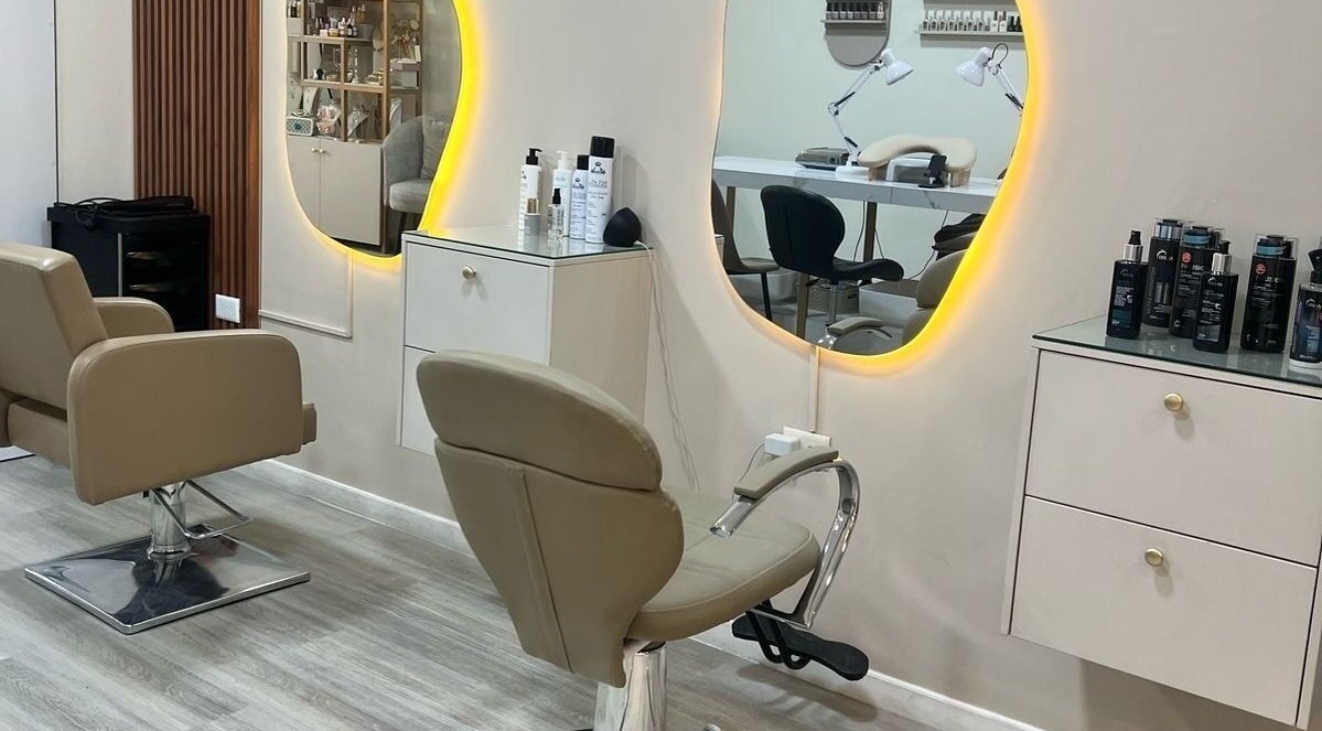 Sillas de peluquería en Priscila Vivar Studio, Guayaquil, Guayas, EC, con espejo iluminado.