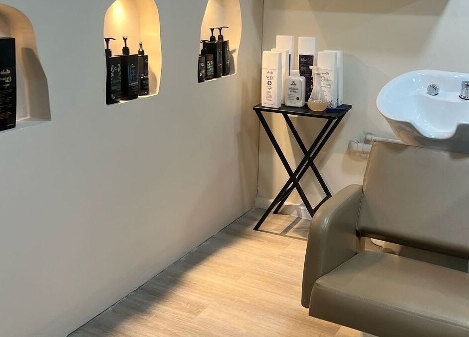 Espacio de lavado en Priscila Vivar Studio, Guayaquil, Guayas, EC, con productos de cuidado capilar.