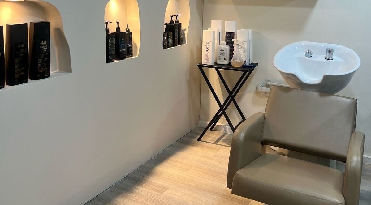 Espacio de lavado en Priscila Vivar Studio, Guayaquil, Guayas, EC, con productos de cuidado capilar.