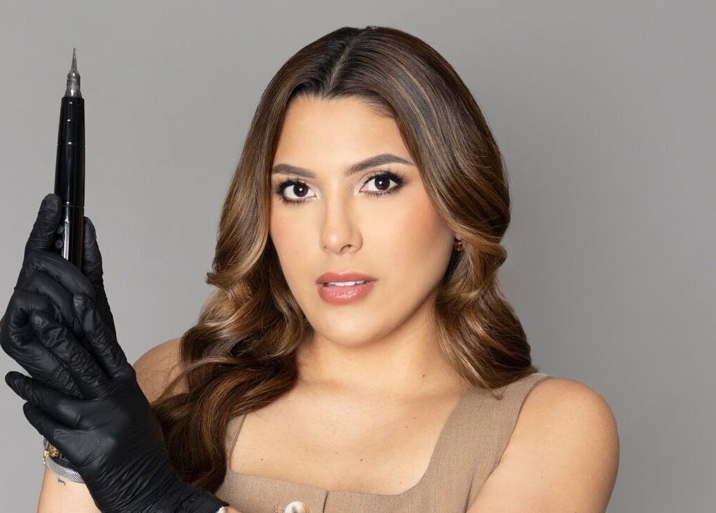 Artista de belleza en Priscila Vivar Studio, Guayaquil, Guayas, EC, mostrando herramienta profesional.