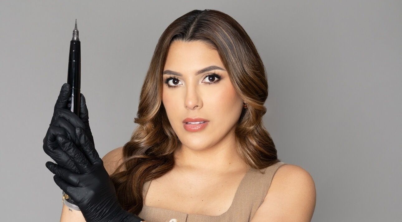 Artista de belleza en Priscila Vivar Studio, Guayaquil, Guayas, EC, mostrando herramienta profesional.