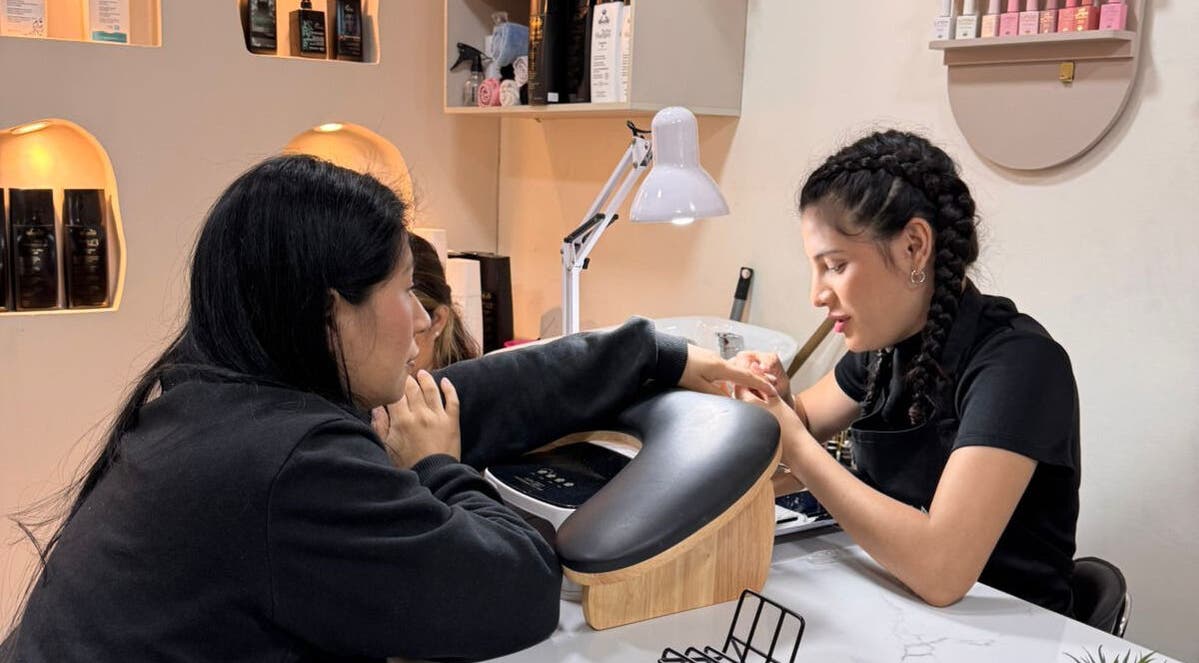Técnica de manicura en Priscila Vivar Studio Samborondon, Guayas, Guayas, EC, brindando servicio personalizado.